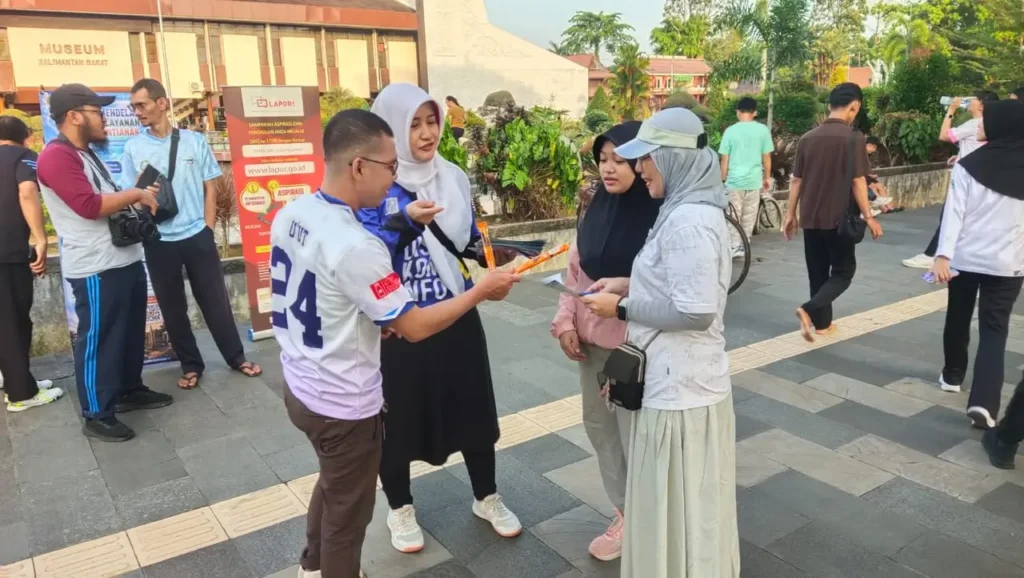 Wali Kota Pontianak Edi Rusdi Kamtono menyapa siswa-siswi SD yang baru masuk sekolah di hari pertama.