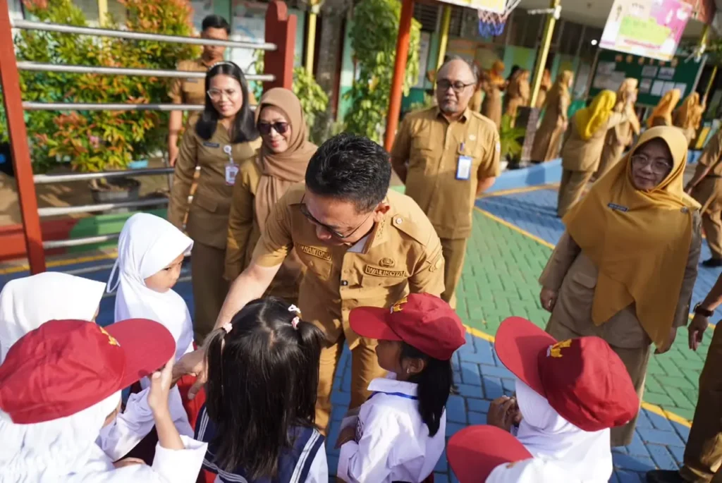 Wali Kota Pontianak Edi Rusdi Kamtono menyapa siswa-siswi SD yang baru masuk sekolah di hari pertama.