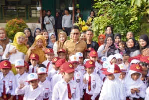 Wali Kota Pontianak Edi Rusdi Kamtono menyapa siswa-siswi SD yang baru masuk sekolah di hari pertama.