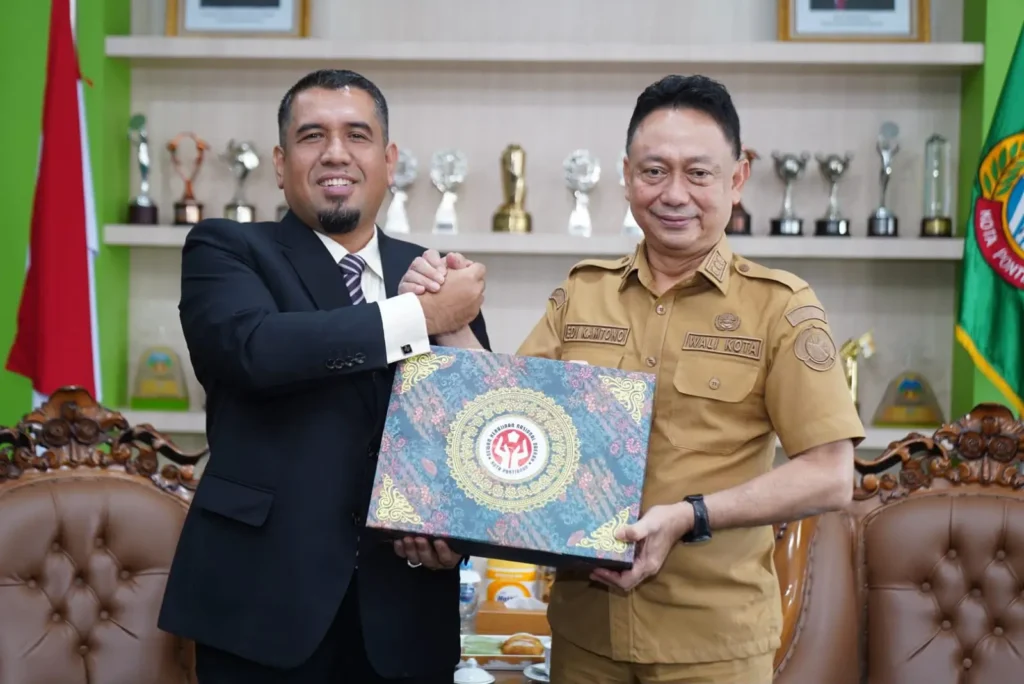 Wali Kota Pontianak Edi Rusdi Kamtono saling bertukar cenderamata dengan Konsul Malaysia di Pontianak, Azizul Zekri.