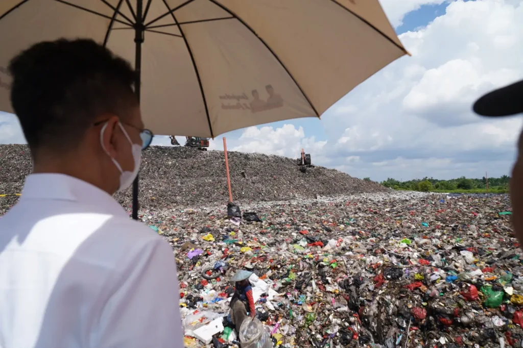 Wali Kota Pontianak Edi Rusdi Kamtono saat meninjau tumpukan sampah di TPA Batulayang Pontianak Utara.