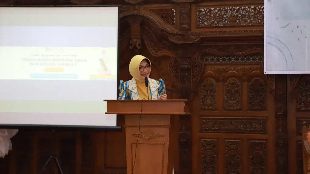 Bunda PAUD Kota Pontianak Yanieta Arbiastutie saat memberikan sambutan pada acara Edukasi Masyarakat dan Survei Publik bertema 'Urgensi dan Konsep Pembelajaran PAUD Holistik Integratif'.
