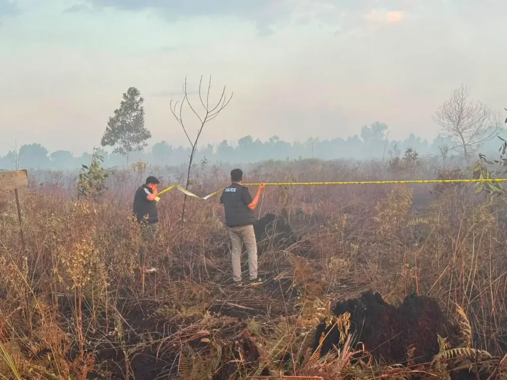 Petugas Polres Kubu Raya memasang garis polisi di lokasi kebakaran hutan dan lahan seluas 4 hektare di Sungai Raya untuk kepentingan penyelidikan.