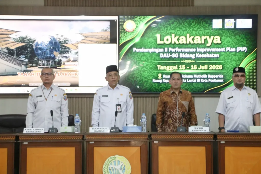 Sekretaris Daerah Kota Pontianak Amirullah saat membuka Pendampingan Performance Improvement Plan (PIP) DAU-Specific Grant Bidang Kesehatan Tahap II Tahun 2026-2027 di Aula A Muis Amin Bapperida Pontianak, Rabu (15/7/2026).