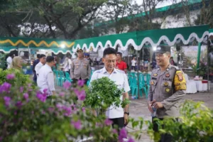 Wali Kota Pontianak Edi Rusdi Kamtono melihat berbagai macam flora di Pameran Flora dan Fauna .