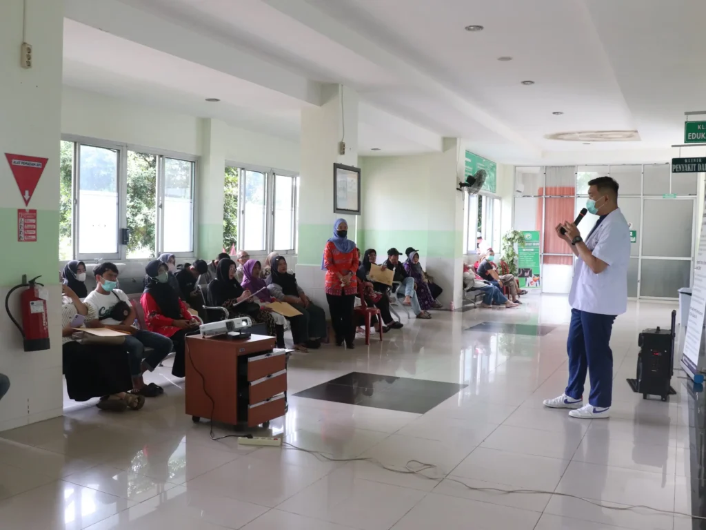 Dokter Gigi RSUD SSMA Pontianak memberikan edukasi kepada masyarakat mengenai jenis gigi palsu dan cara perawatannya agar tetap bersih dan tahan lama.