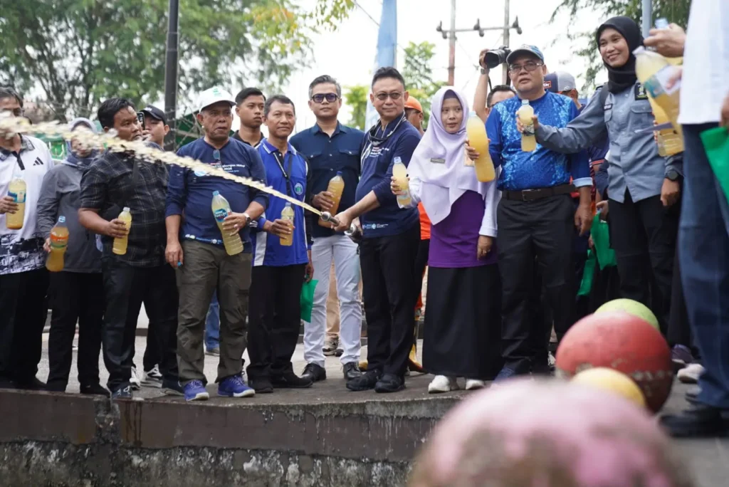 Wali Kota Pontianak Edi Rusdi Kamtono menyemprotkan cairan eco enzyme ke parit Jalan HOS Cokroaminoto.