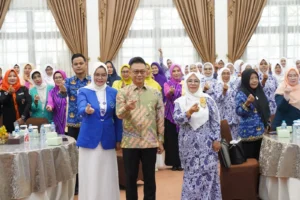Wali Kota Pontianak Edi Rusdi Kamtono berfoto bersama para peserta Rakercab 2 IWAPI Kota Pontianak di Aula Rumah Dinas Wali Kota Pontianak, Jumat (17/7/2026).