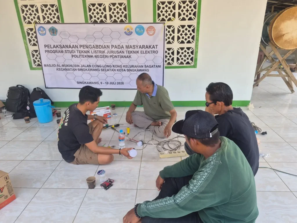 Tim Politeknik Negeri Pontianak memasang sistem otomasi listrik hemat energi di Masjid Al-Mukhlisin, Singkawang Selatan.