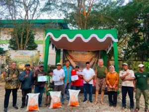 Sekretaris Daerah Kota Pontianak Amirullah menyerahkan hadiah kepada para pemenang Kontes Durian.