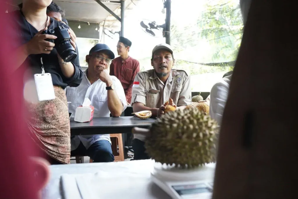 Sekretaris Daerah Kota Pontianak Amirullah menyaksikan Kontes Durian pada Pameran Flora dan Fauna Bumi Khatulistiwa di Halaman Kolam Renang Ampera.