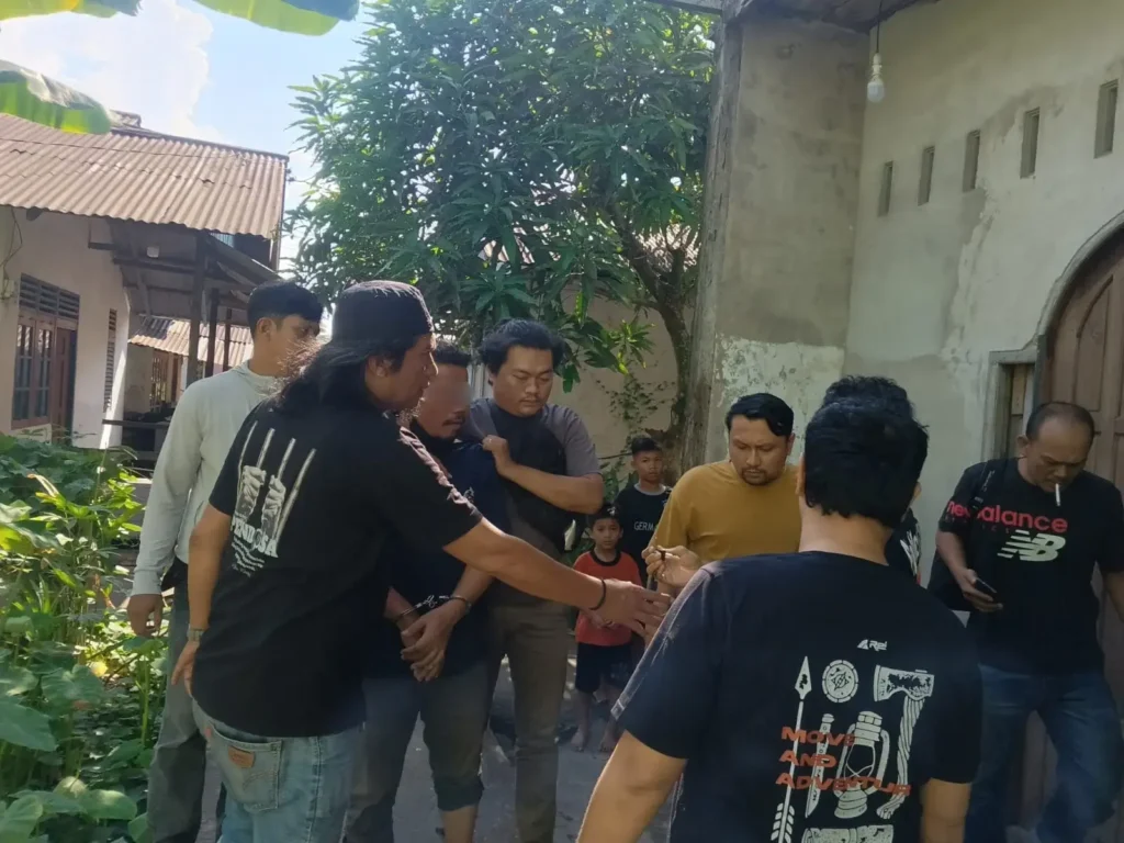 Petugas Polres Kubu Raya mengamankan tersangka kasus dugaan kekerasan seksual terhadap anak usai ditangkap di kawasan Tanjung Hulu, Kalimantan Barat.
