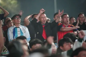 Wali Kota Pontianak Edi Rusdi Kamtono melompat ketika Ferran Torres mencetak gol pengunci kemenangan Spayol atas Argentina di laga final Piala Dunia 2026, di Jalan Rahadi Oesman, Senin (20/7/2026) dini hari.