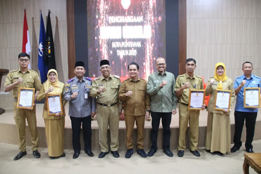 Wakil Wali Kota Pontianak Bahasan, Sekretaris Daerah Kota Pontianak Amirullah, Plt Kepala Bapperida Pontianak Yuli Trisna Ibrahim berfoto bersama perwakilan 73 inovasi unggulan Pemerintah Kota Pontianak tahun 2025, dalam Sosialisasi Innovative Government Award (IGA) Tahun 2026 dan Penyerahan Apresiasi Inovasi Unggulan Tahun 2025 di Gedung Konferensi Untan.