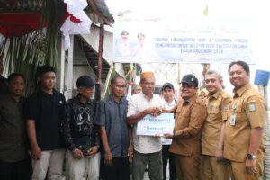 Wakil Wali Kota Pontianak Bahasan menyerahkan bantuan perlengkapan menangkap ikan kepada para nelayan se-Kota Pontianak.