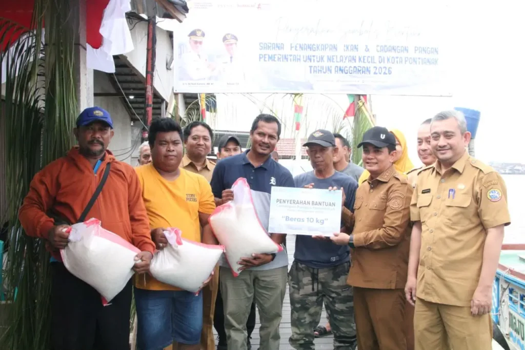 Wakil Wali Kota Pontianak Bahasan menyerahkan bantuan perlengkapan menangkap ikan kepada para nelayan se-Kota Pontianak.