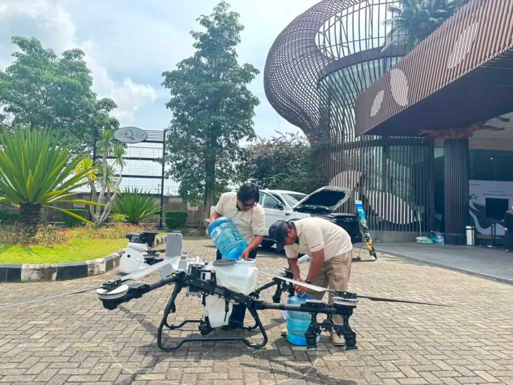 DJI Agras T55, drone pertanian generasi terbaru, diperkenalkan PT Wahana Inti Selaras di Pontianak untuk mendukung penyemprotan dan pemupukan yang lebih efisien.