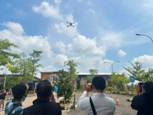 DJI Agras T55, drone pertanian generasi terbaru, diperkenalkan PT Wahana Inti Selaras di Pontianak untuk mendukung penyemprotan dan pemupukan yang lebih efisien.