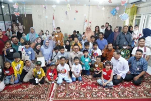 Wali Kota Pontianak Edi Rusdi Kamtono berfoto bersama anak-anak penyintas kanker, thalasemia, dan penyakit jantung bawaan dalam agenda Hari Anak Nasional di Aula PMI Kota Pontianak, Kamis (23/7/2026).