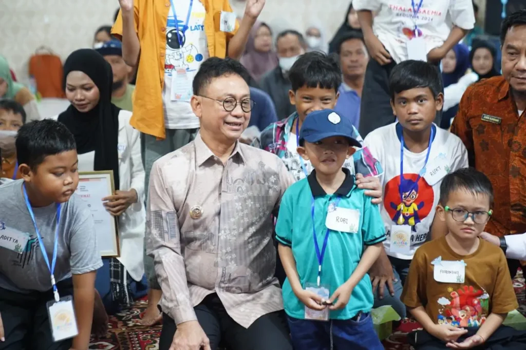 Wali Kota Pontianak Edi Rusdi Kamtono berfoto bersama anak-anak penyintas kanker, thalasemia, dan penyakit jantung bawaan dalam agenda Hari Anak Nasional di Aula PMI Kota Pontianak, Kamis (23/7/2026).