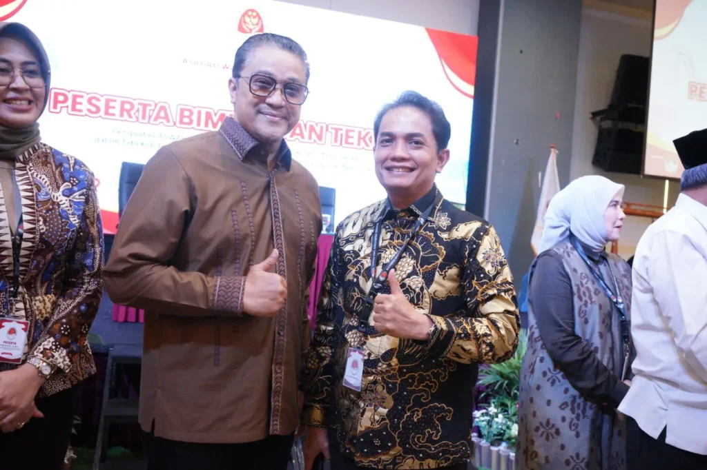1. Wakil Wali Kota Pontianak Bahasan berfoto bersama Wakil Ketua Komisi II DPR RI saat menghadiri Bimtek yang diikuti seluruh Wakil Wali Kota dan Wakil Bupati dalam Forum ASWAKADA.