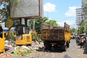 Pemerintah Kota Pontianak melalui Dinas Lingkungan Hidup Kota Pontianak terus memperkuat armada angkutan sampah dengan menambah kendaraan serta revitalisasi kontainer yang sudah tidak layak.