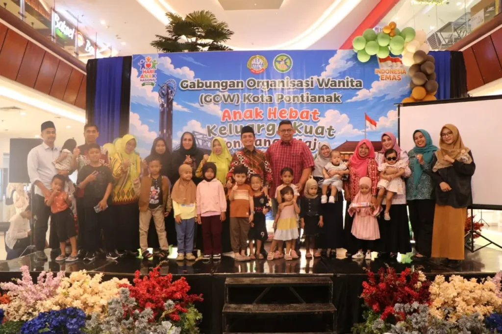 Wakil Wali Kota Pontianak Bahasan bersama pengurus GOW Kota Pontianak berfoto bersama anak-anak.
