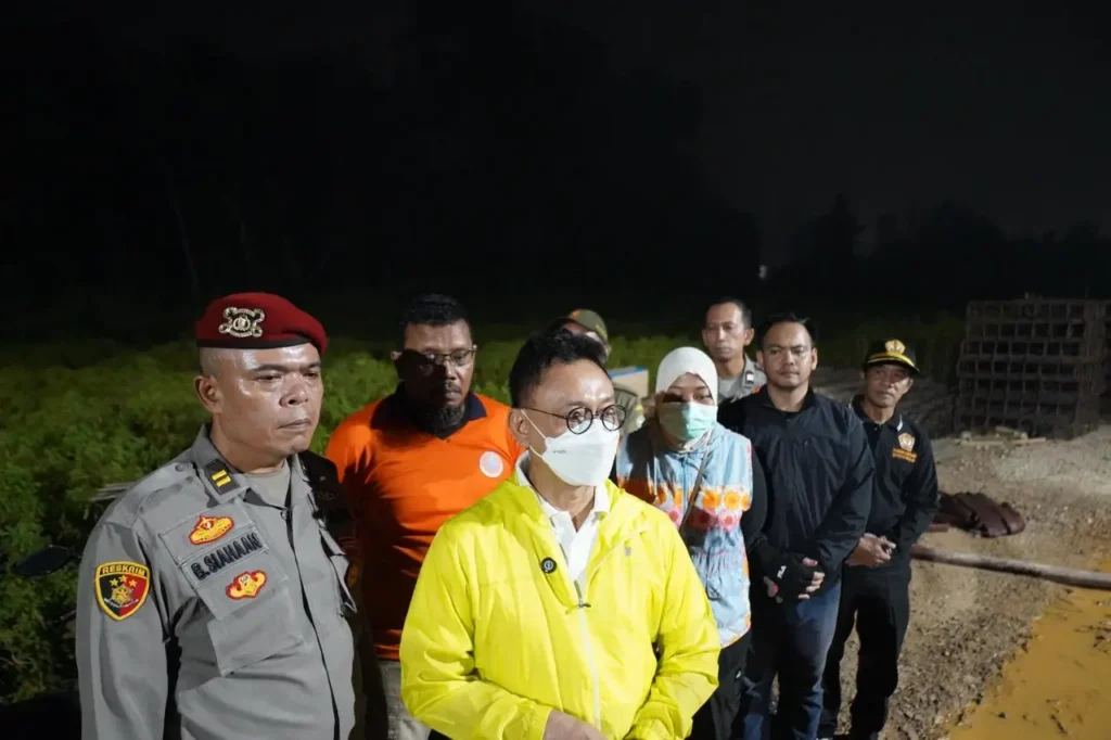 Wali Kota Pontianak Edi Rusdi Kamtono turun memantau langsung pemadaman api di lahan yang berlokasi di Jalan Parit Demang Kelurahan Parit Tokaya Kecamatan Pontianak Selatan.