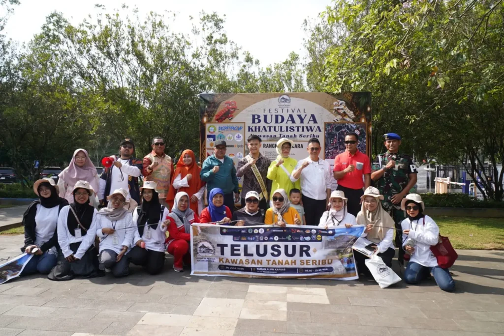 Wali Kota Pontianak Edi Rusdi Kamtono berfoto bersama Forum Komunitas Budaya Kawasan Tanah Seribu.