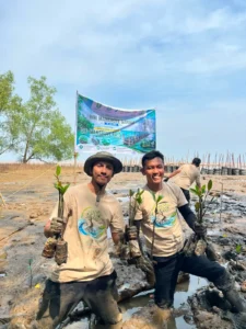Rudi Hartono (Rudi Bacok), penggagas GEO MANGROVE RB-5, menjelaskan teknologi pemecah gelombang berbasis ban bekas untuk mengatasi abrasi pantai dan mendukung rehabilitasi mangrove di Kalimantan Barat.