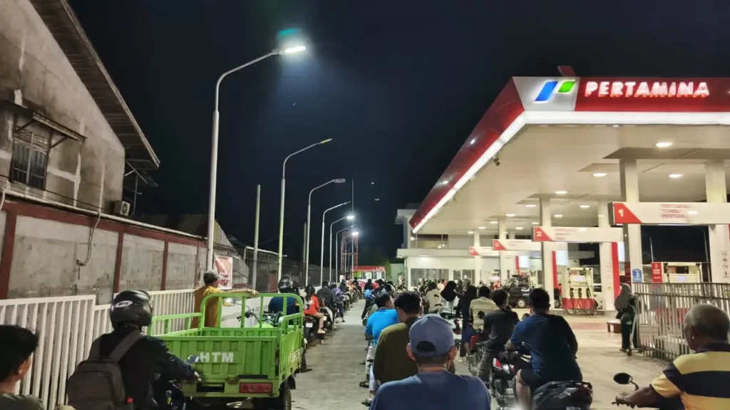 Antrean panjang warga mengisi BBM di sejumlah SPBU.