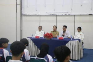 Wakil Wali Kota Pontianak Bahasan saat melepas para atlet Taekwondo yang akan mewakili Pontianak di ajang The MBW International Taekwondo Championship di Negeri Sembilan Malaysia.