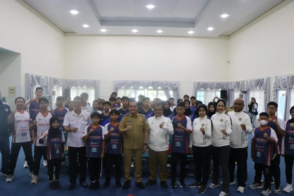 Wakil Wali Kota Pontianak Bahasan saat melepas para atlet Taekwondo yang akan mewakili Pontianak di ajang The MBW International Taekwondo Championship di Negeri Sembilan Malaysia.