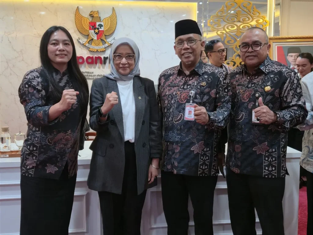 1. Sekretaris Daerah Kota Pontianak Amirullah (kedua dari kanan) beserta jajaran Pemerintah Kota Pontianak foto bersama Menteri PAN RB Rinu Widyantini usai audiensi.