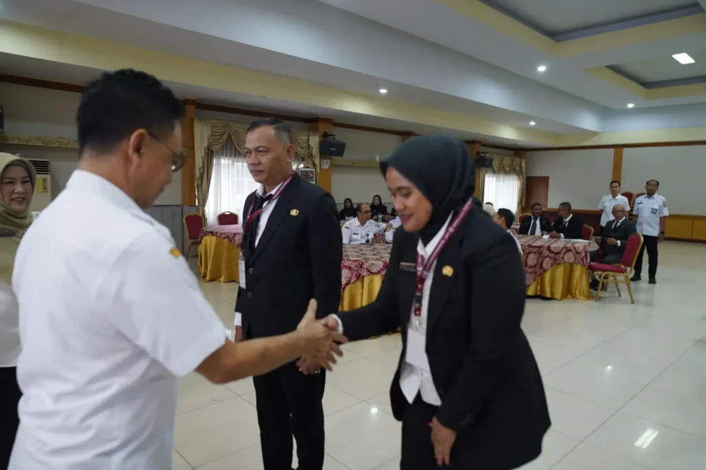 Wali Kota Pontianak Edi Rusdi Kamtono memberikan ucapan selamat kepada peserta Pelatihan Kepemimpinan Pengawas (PKP) Angkatan XIII.