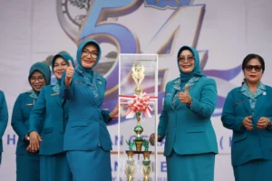 Ketua TP PKK Provinsi Kalbar Erlina Ria Norsan menyerahkan piala juara umum HKG PKK ke-54 Tingkat Kalbar kepada Ketua TP PKK Kota Pontianak Yanieta Arbiastutie.