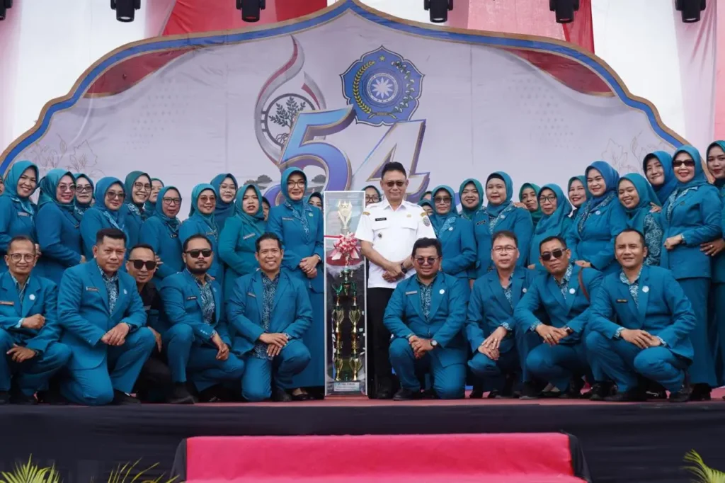 1. Ketua TP PKK Kota Pontianak Yanieta Arbiastutie dan Wali Kota Pontianak Edi Rusdi Kamtono bersama para kader PKK Kota Pontianak saat menerima piala Juara Umum HKG PKK ke-54 Tingkat Kalbar.