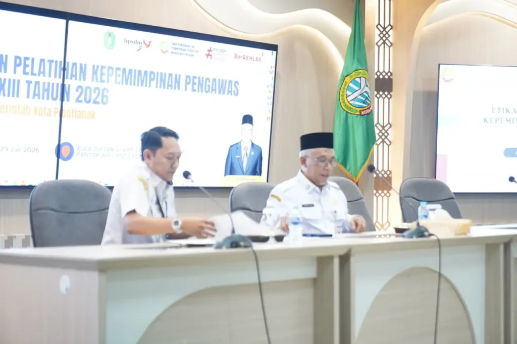 Sekretaris Daerah Kota Pontianak Amirullah saat menyampaikan materi di hadapan peserta diklat Pelatihan Kepemimpinan Pengawas (PKP) di lingkungan Pemerintah Kota Pontianak.