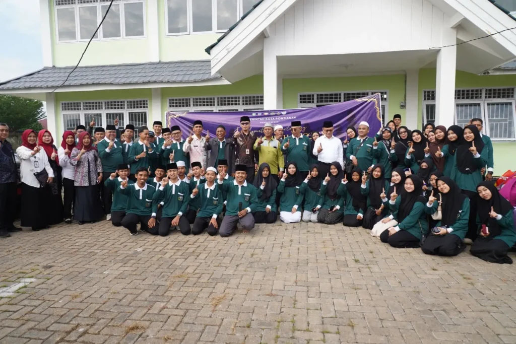 Wali Kota Pontianak Edi Rusdi Kamtono melepas keberangkatan Kafilah Musabaqah Tilawatil Quran (MTQ) Kota Pontianak ke Kayong Utara di Gedung LPTQ Kota Pontianak, Kamis (30/7/2026).
