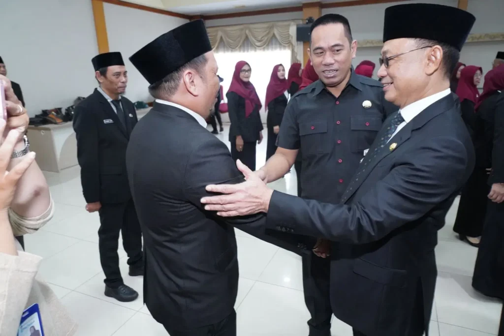 Wali Kota Pontianak Edi Rusdi Kamtono melantik dan mengambil sumpah jabatan sejumlah pejabat di lingkungan Pemerintah Kota Pontianak di Aula Sultan Syarif Abdurrahman.