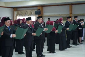 Wali Kota Pontianak Edi Rusdi Kamtono melantik dan mengambil sumpah jabatan sejumlah pejabat di lingkungan Pemerintah Kota Pontianak di Aula Sultan Syarif Abdurrahman.