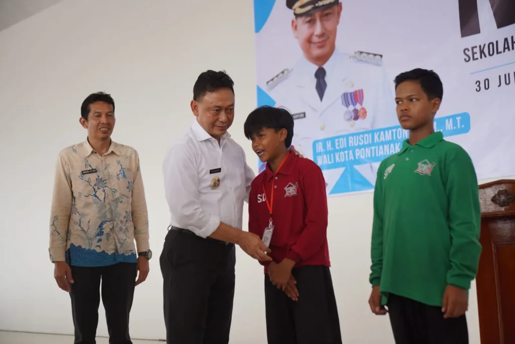 Wali Kota Pontianak Edi Rusdi Kamtono mengalungkan kartu identitas sebagai tanda dimulainya Masa Pengenalan Lingkungan Sekolah (MPLS) di Sekolah Rakyat, Jalan Flora, Kelurahan Batu Layang, Kecamatan Pontianak Utara, Kamis (30/7/2026).