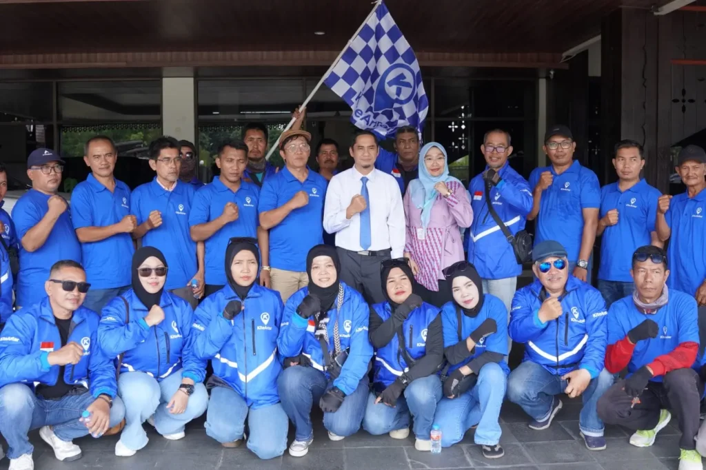 Kepala Diskominfo Pontianak Syamsul Akbar dan mitra pengemudi Kite Antar berfoto bersama usai pelepasan menandai beroperasinya layanan tersebut di halaman Kantor Wali Kota Pontianak, Kamis (30/7/2026).