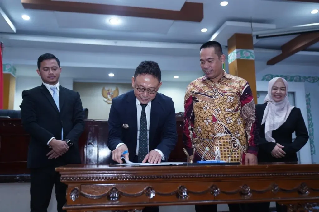 Wali Kota Pontianak Edi Rusdi Kamtono menandatangani berita acara Rapat Paripurna di DPRD Kota Pontianak, Jumat (31/7/2026).