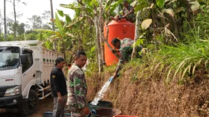 Kapten Inf Eko Setiawan saat memantau pelaksanaan Program TMMD Reguler ke-129 di Desa Watuduwur, Purworejo.
