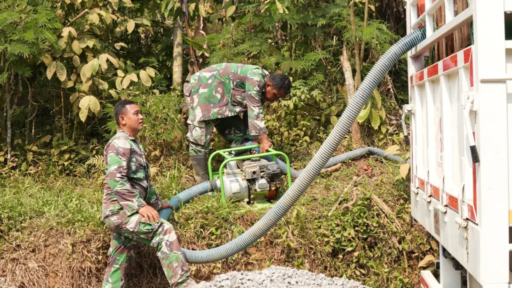 Kapten Inf Eko Setiawan memastikan pasokan air untuk pengecoran jalan TMMD Reguler ke-129 tetap lancar.