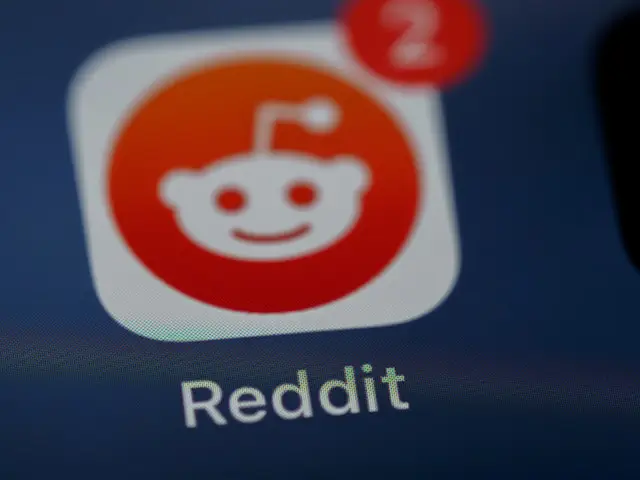 Tampilan logo Reddit pada layar perangkat setelah akses platform kembali dibuka di Indonesia.