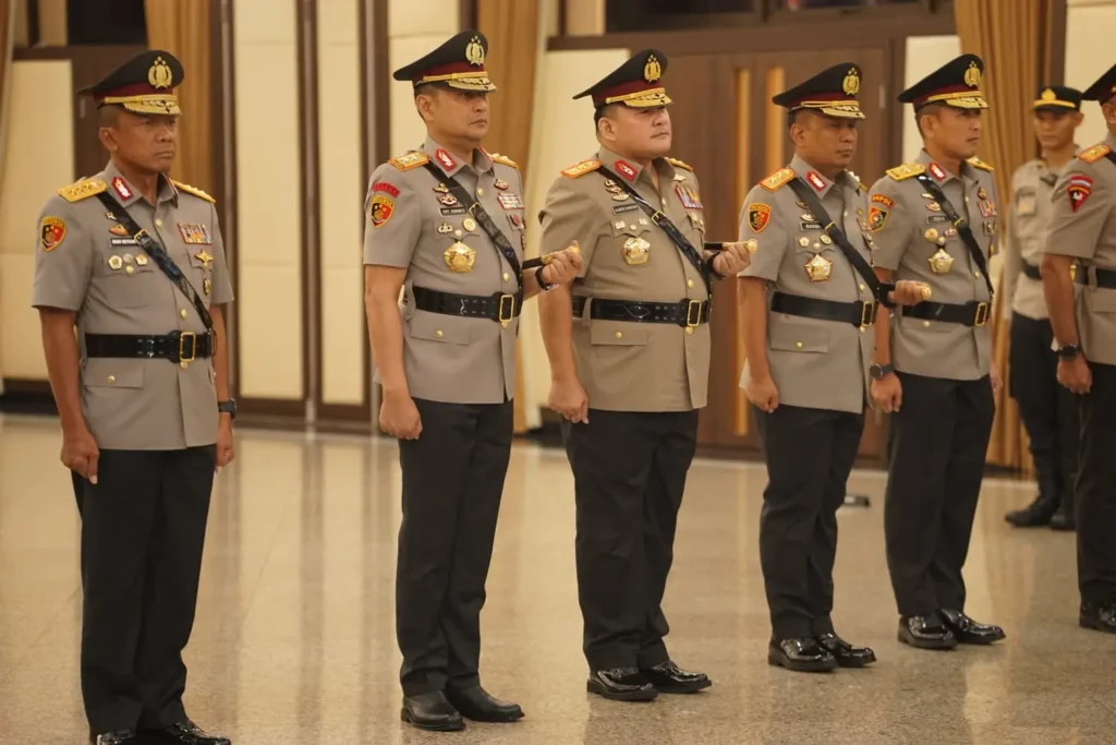 Kapolri Jenderal Pol Listyo Sigit Prabowo melantik Irjen Pol Alberd Teddy Benhard Sianipar sebagai Kapolda Kalimantan Barat dalam upacara serah terima jabatan di Mabes Polri, Jakarta.