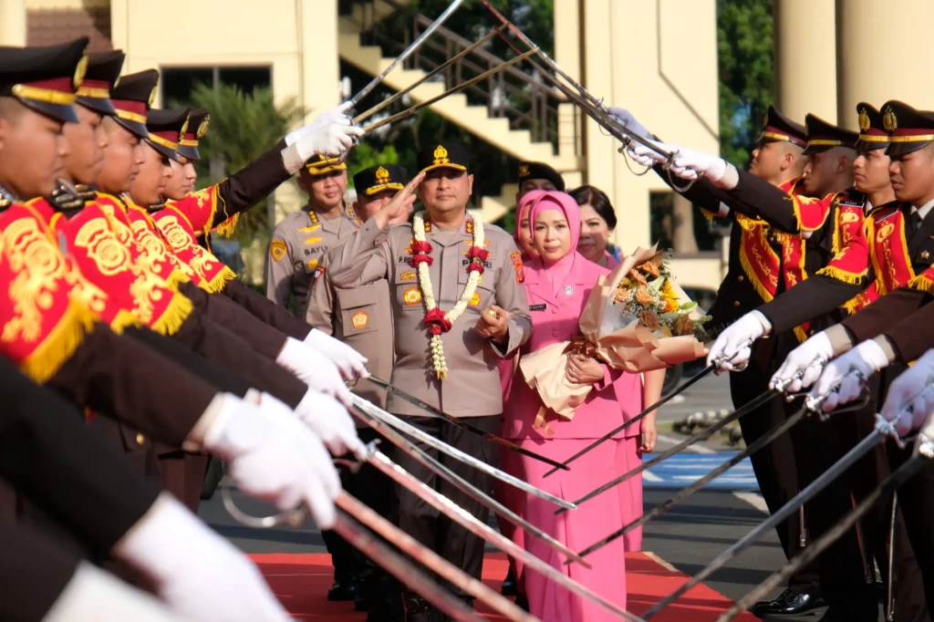 Irjen Pol. Pipit Rismanto berpamitan kepada jajaran Polda Kalbar dalam prosesi Farewell and Welcome Parade yang sekaligus menyambut Irjen Pol. Alberd Teddy Benhard Sianipar sebagai Kapolda Kalbar baru.