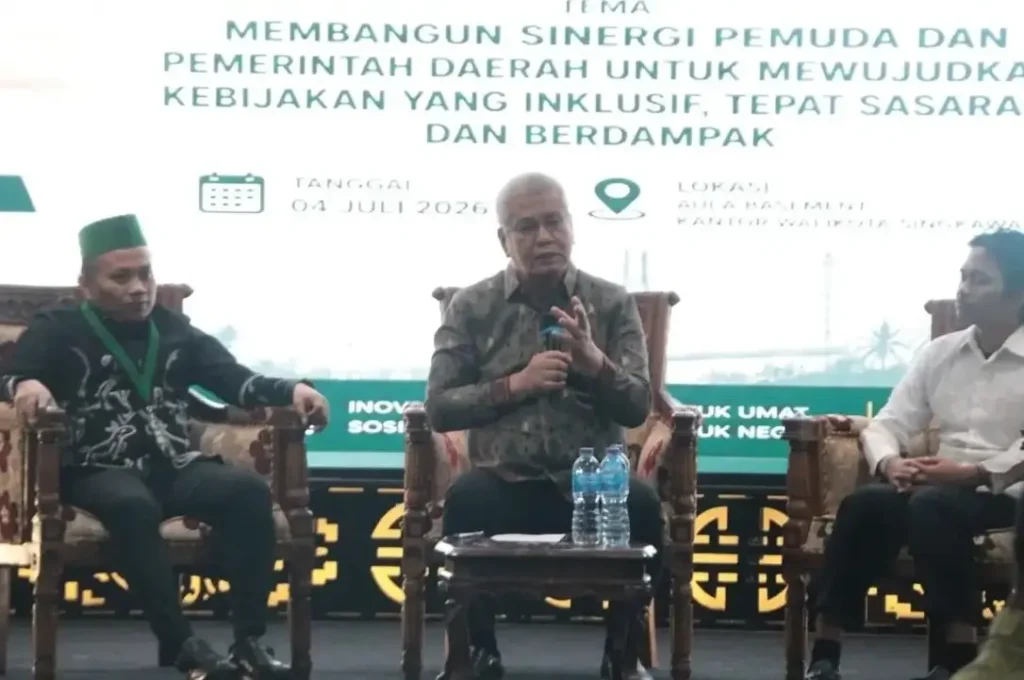 Sekda Kalbar Harisson memberikan materi kepada peserta Closing Ceremony Latihan Kader II HMI Cabang Singkawang di Gedung Diklat BKPSDM Kota Singkawang.